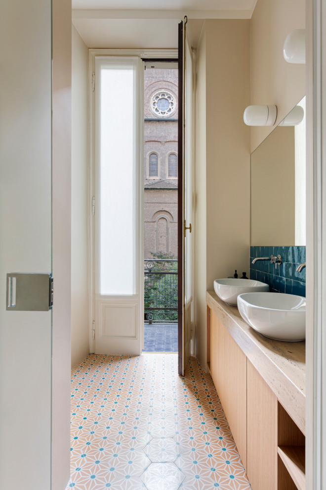 Стильный дизайн: большая ванная комната в классическом стиле с светлым паркетным полом - последний тренд
