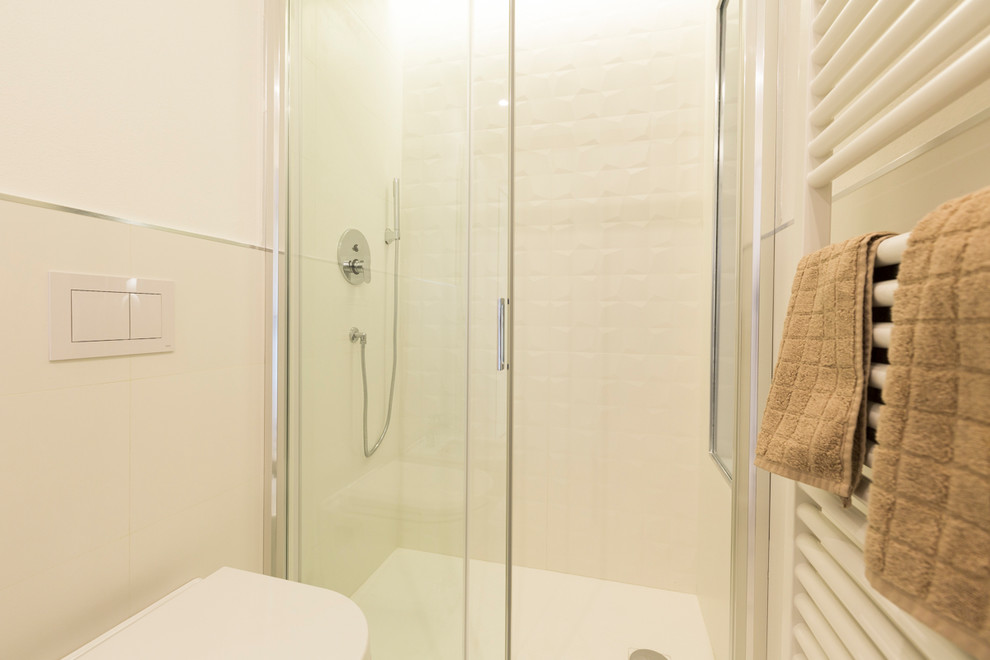 Imagen de cuarto de baño mediterráneo de tamaño medio con aseo y ducha