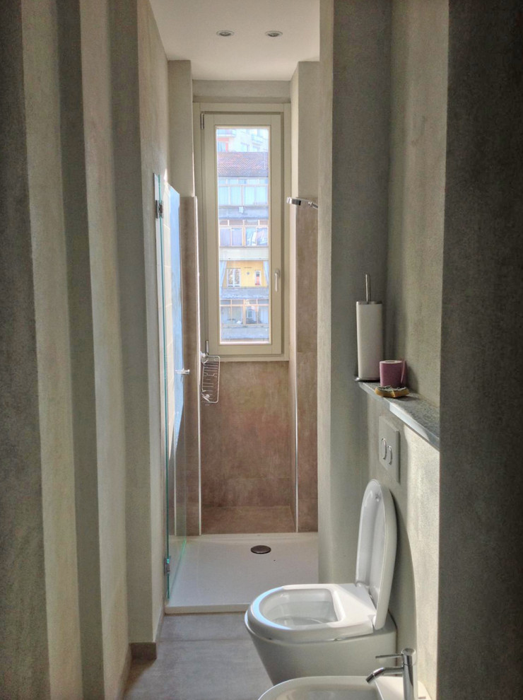 Idéer för ett litet modernt badrum med dusch, med en kantlös dusch, grå väggar, klinkergolv i keramik, grått golv och dusch med gångjärnsdörr