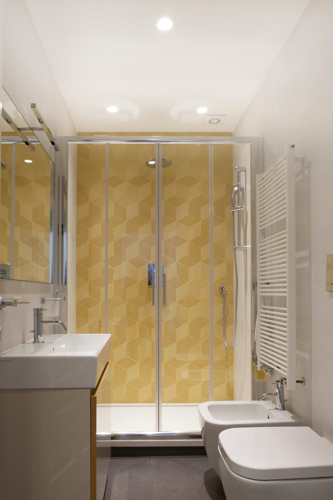 Kleines Modernes Duschbad mit flächenbündigen Schrankfronten, beigen Schränken, Duschnische, Wandtoilette mit Spülkasten, gelben Fliesen, Terrakottafliesen, weißer Wandfarbe, Porzellan-Bodenfliesen und Trogwaschbecken in Mailand