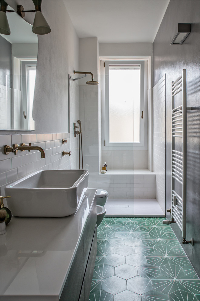 Idéer för ett mellanstort shabby chic-inspirerat vit badrum med dusch, med skåp i mörkt trä, en öppen dusch, en vägghängd toalettstol, vit kakel, keramikplattor, grå väggar, cementgolv, ett fristående handfat, bänkskiva i akrylsten, grönt golv och med dusch som är öppen