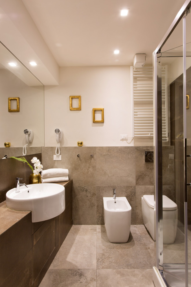 Exempel på ett mellanstort modernt brun brunt badrum med dusch, med släta luckor, skåp i mellenmörkt trä, en hörndusch, en vägghängd toalettstol, grå kakel, porslinskakel, vita väggar, klinkergolv i porslin, ett fristående handfat, träbänkskiva, grått golv och dusch med gångjärnsdörr