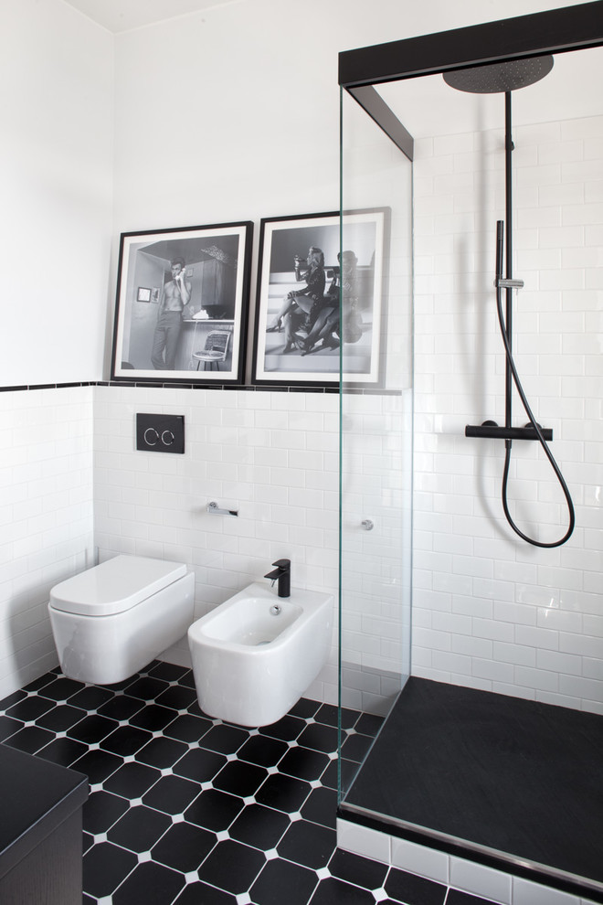 Exempel på ett litet industriellt badrum med dusch, med en hörndusch, en vägghängd toalettstol, svart och vit kakel, tunnelbanekakel, vita väggar och klinkergolv i keramik
