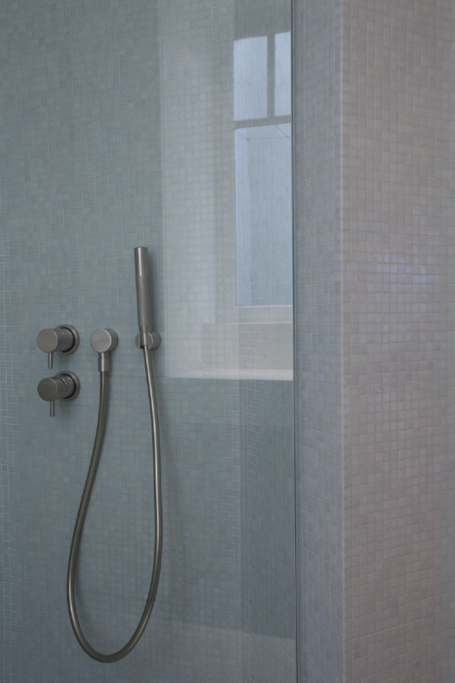 На фото: ванная комната в средиземноморском стиле с угловым душем, серой плиткой, плиткой мозаикой, полом из мозаичной плитки и душевой кабиной с