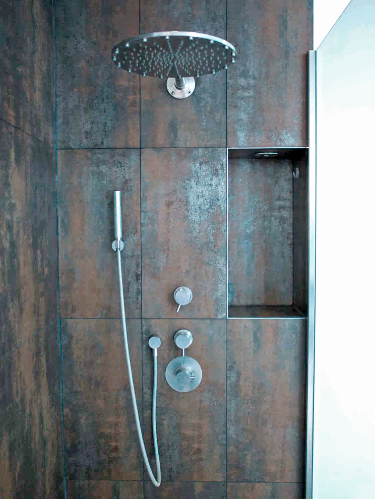 На фото: ванная комната в стиле лофт с угловым душем, металлической плиткой, коричневыми стенами и душевой кабиной с