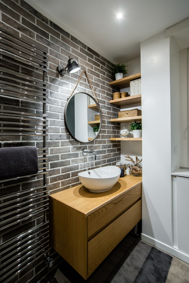 Immagine di una stanza da bagno padronale industriale di medie dimensioni con nessun'anta, ante in legno chiaro, piastrelle grigie, piastrelle in pietra, pareti bianche, lavabo a bacinella e top in legno