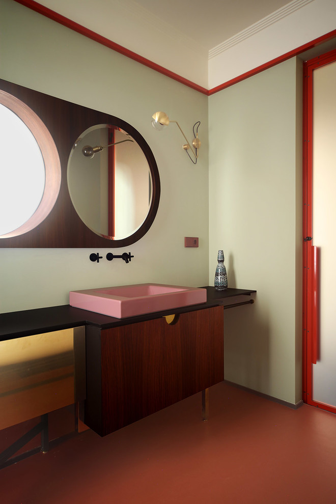 Immagine di una stanza da bagno contemporanea con ante lisce, ante marroni, piastrelle verdi, pareti verdi, lavabo a bacinella e pavimento arancione