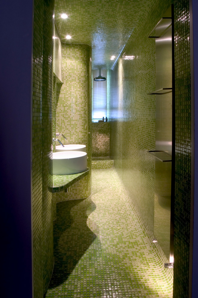 Cette image montre une salle de bain bohème avec un carrelage vert, mosaïque et une vasque.