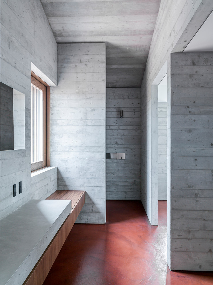 Пример оригинального дизайна: большая главная ванная комната в современном стиле с фасадами с декоративным кантом, бетонным полом, столешницей из бетона, красным полом и открытым душем