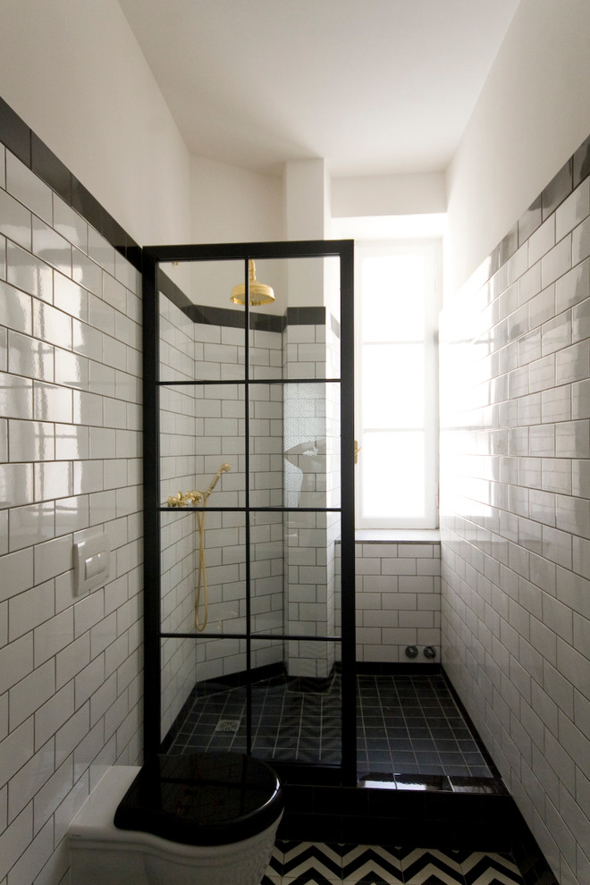 Idéer för mellanstora industriella badrum med dusch, med en öppen dusch, en toalettstol med separat cisternkåpa, svart och vit kakel, keramikplattor, vita väggar, marmorgolv och ett väggmonterat handfat