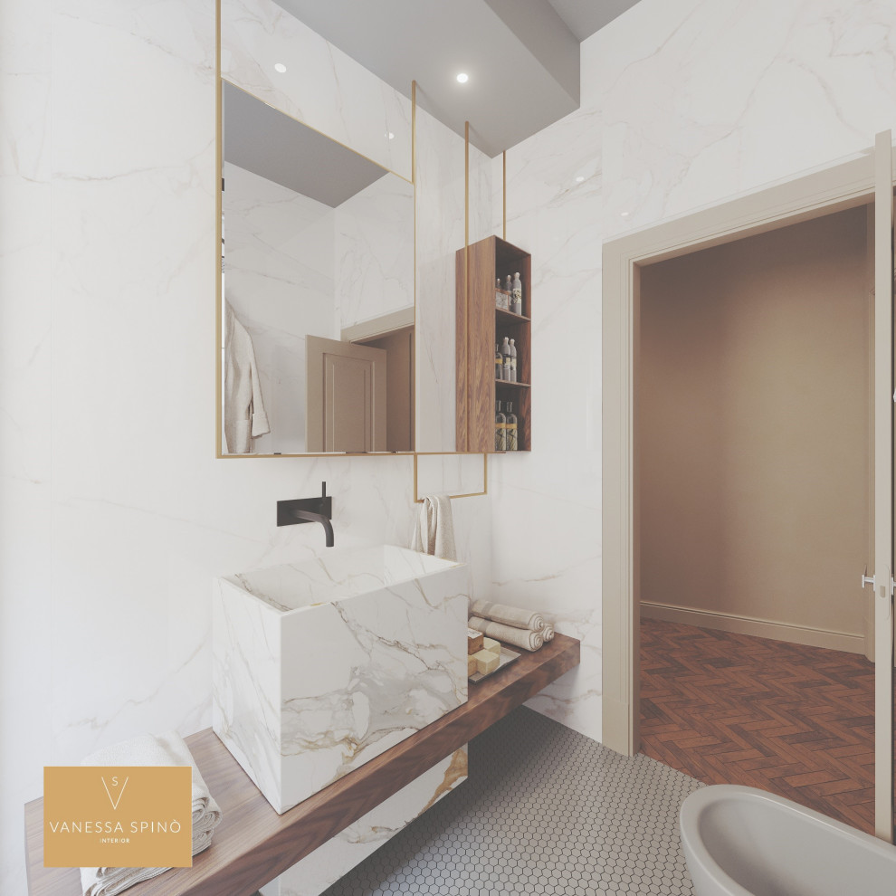 Idéer för att renovera ett stort funkis brun brunt badrum med dusch, med skåp i ljust trä, en kantlös dusch, en vägghängd toalettstol, vit kakel, porslinskakel, beige väggar, mosaikgolv, ett väggmonterat handfat, bänkskiva i akrylsten, beiget golv och dusch med skjutdörr