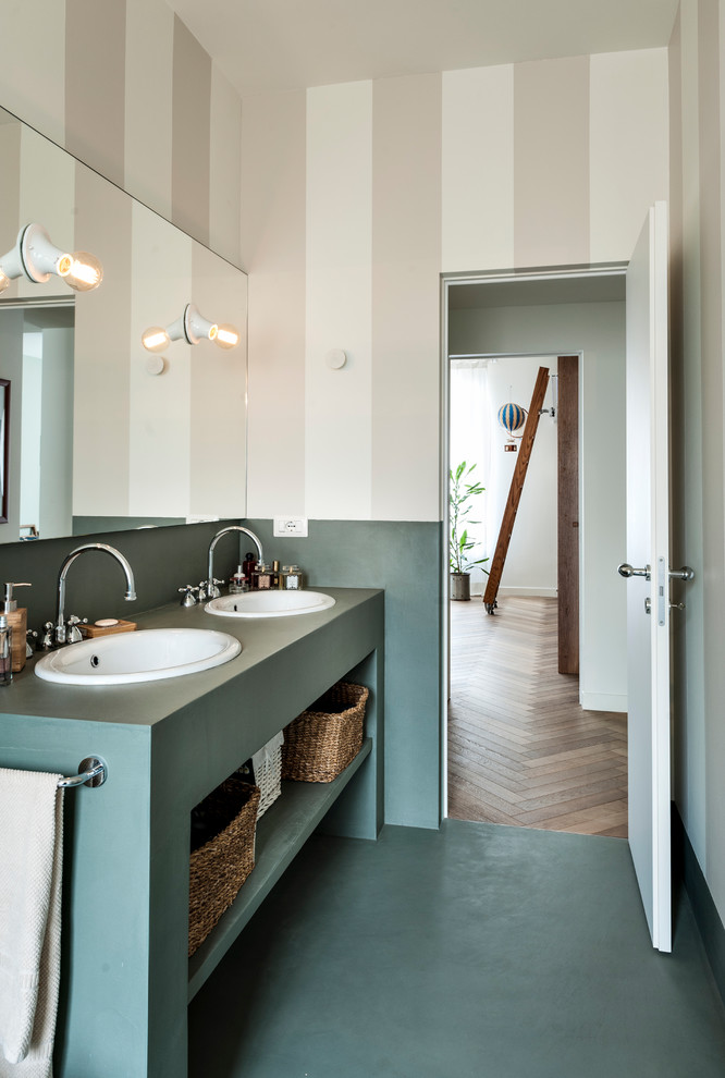 Diseño de cuarto de baño actual con armarios abiertos, puertas de armario verdes, suelo verde, paredes beige, lavabo encastrado y encimeras verdes
