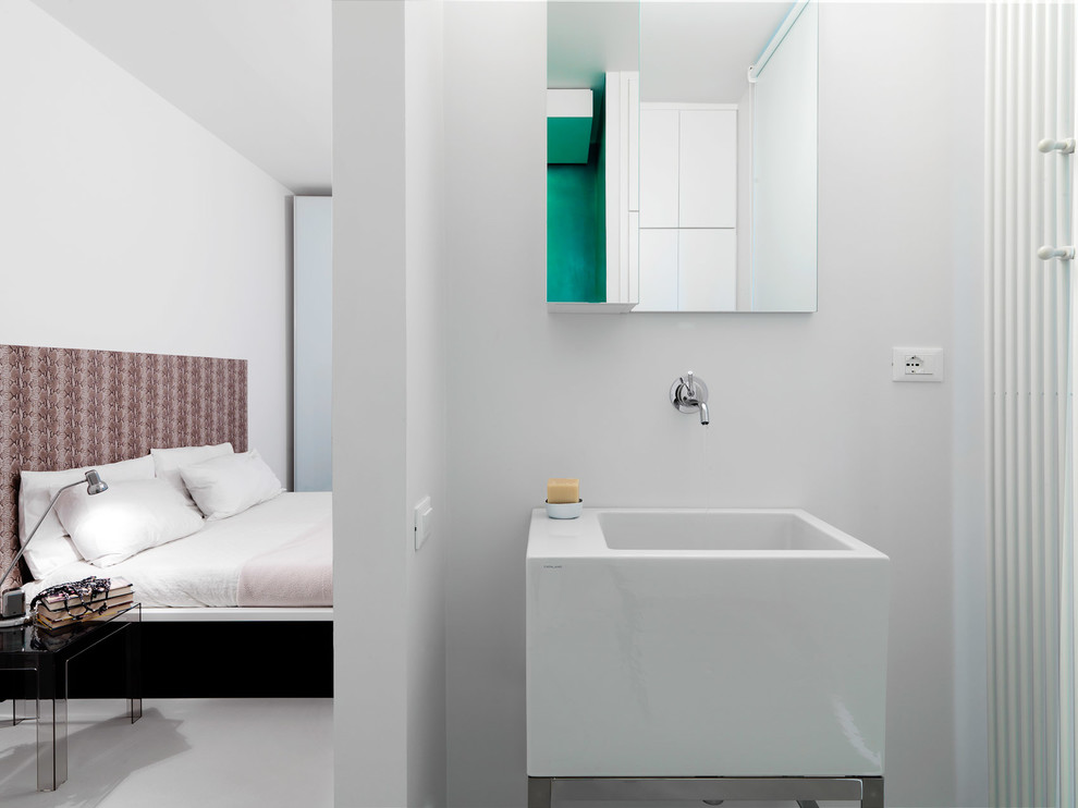 Idéer för funkis badrum, med vita väggar, klinkergolv i porslin och ett konsol handfat