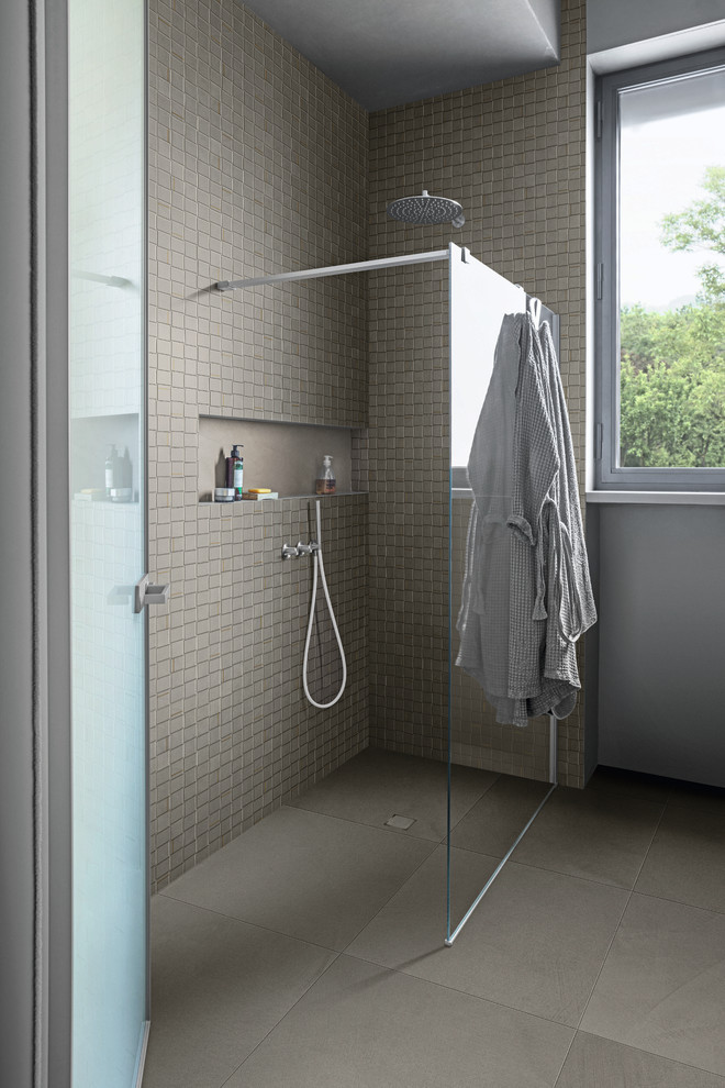Ispirazione per una stanza da bagno con pareti grigie, pavimento in gres porcellanato e pavimento grigio