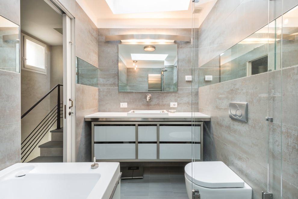 Ispirazione per una stanza da bagno padronale design di medie dimensioni con ante lisce, ante bianche, piastrelle beige, lastra di pietra e lavabo integrato