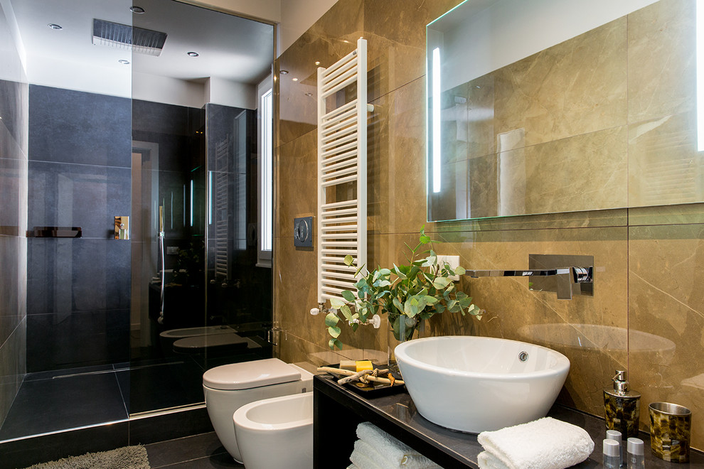 Foto på ett litet funkis badrum med dusch, med öppna hyllor, en öppen dusch, en toalettstol med separat cisternkåpa, marmorkakel, gula väggar, ett fristående handfat, bänkskiva i glas, svart golv och dusch med skjutdörr