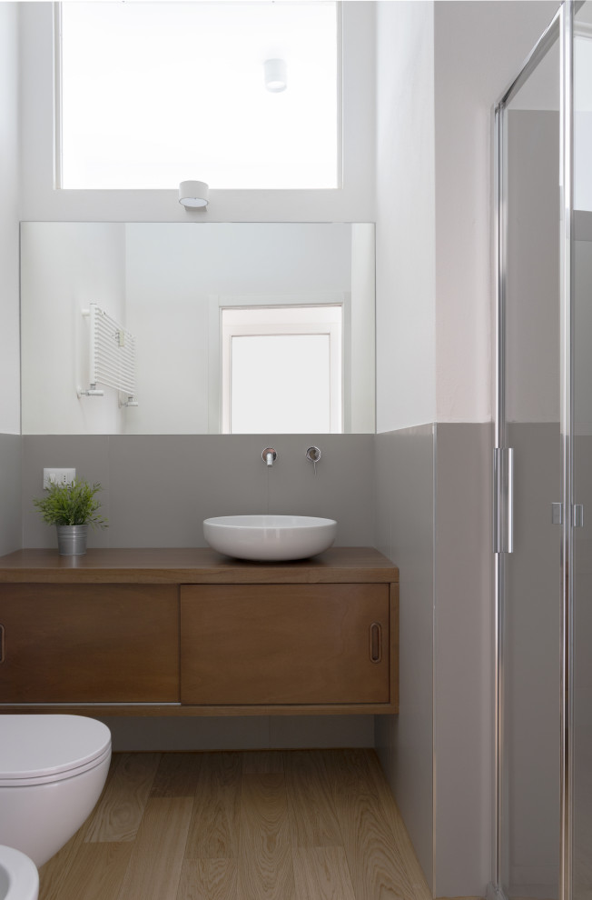 This is an example of a contemporary bathroom in Milan.