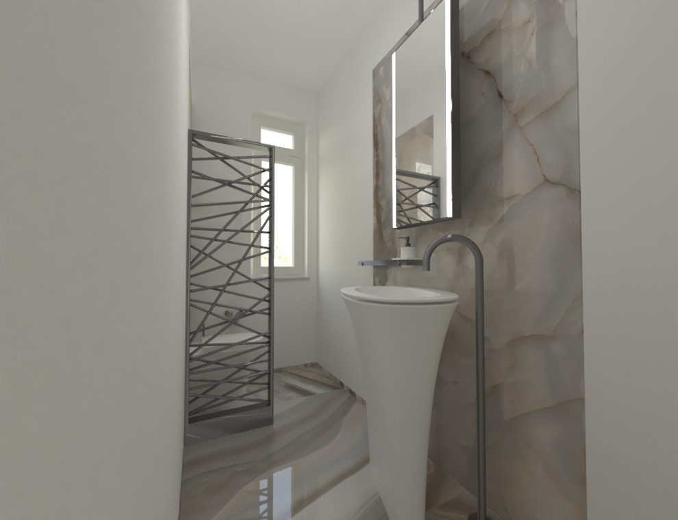 Modern inredning av ett litet badrum, med en toalettstol med hel cisternkåpa, flerfärgad kakel, porslinskakel, vita väggar, klinkergolv i porslin och flerfärgat golv