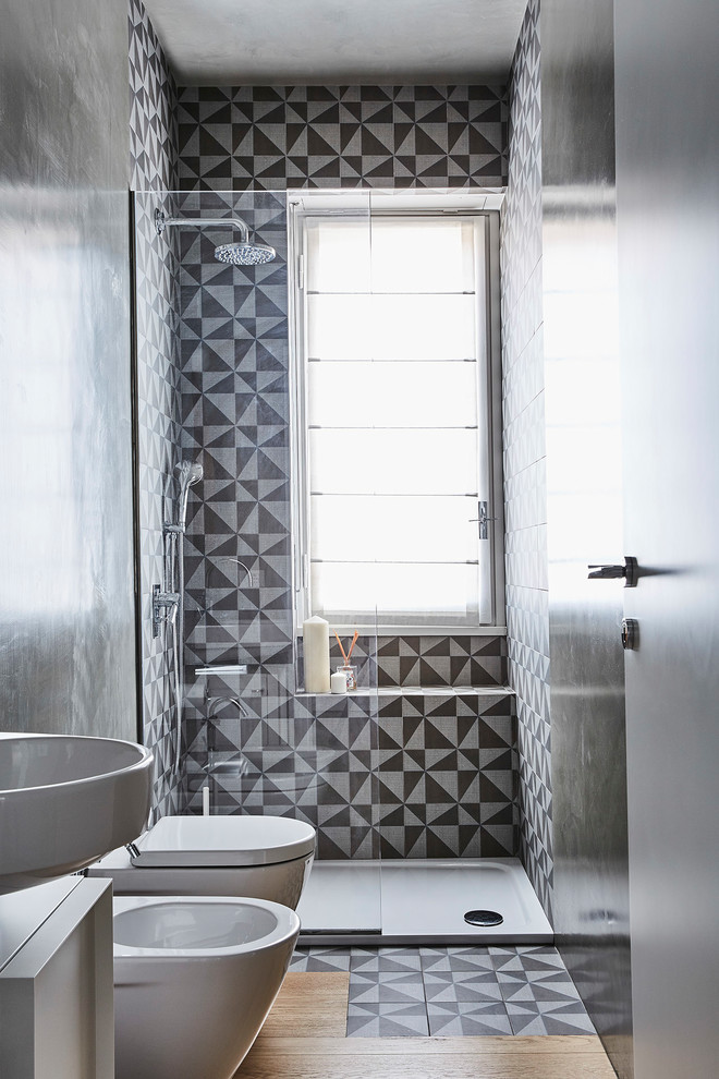 Idéer för ett litet modernt badrum med dusch, med släta luckor, en dusch i en alkov, en bidé, flerfärgad kakel, vita skåp, cementkakel, flerfärgade väggar, mellanmörkt trägolv, ett fristående handfat, beiget golv och med dusch som är öppen