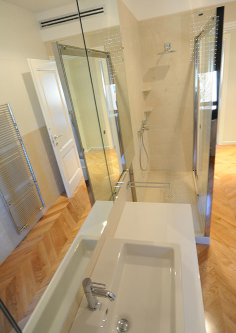 Photo of a modern bathroom in Milan.