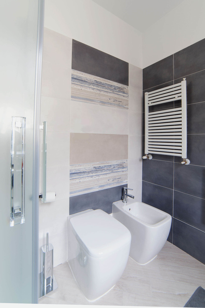 Esempio di una piccola stanza da bagno con doccia moderna con piastrelle blu, doccia ad angolo, piastrelle in gres porcellanato, pareti blu e pavimento in gres porcellanato