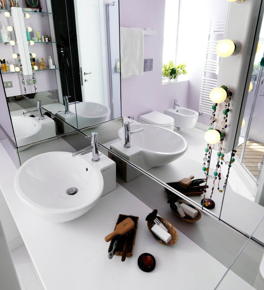 Идея дизайна: ванная комната в современном стиле с инсталляцией, душевой кабиной, настольной раковиной, фиолетовыми стенами, светлым паркетным полом, белым полом и душем с распашными дверями