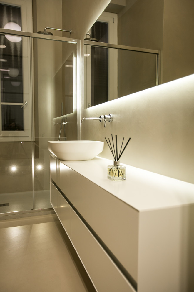 Источник вдохновения для домашнего уюта: ванная комната в современном стиле с плоскими фасадами, белыми фасадами, угловым душем, белыми стенами, настольной раковиной, серым полом и белой столешницей