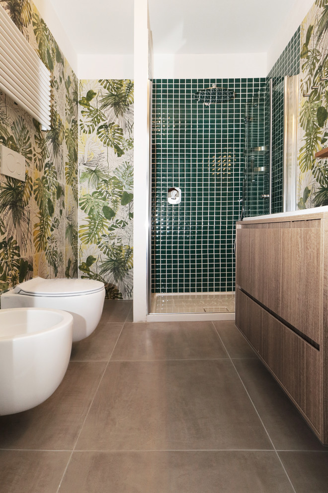 Modern inredning av ett litet badrum med dusch, med släta luckor, skåp i ljust trä, en dusch i en alkov, en vägghängd toalettstol, flerfärgad kakel, keramikplattor, flerfärgade väggar, klinkergolv i porslin, ett integrerad handfat, beiget golv och dusch med gångjärnsdörr