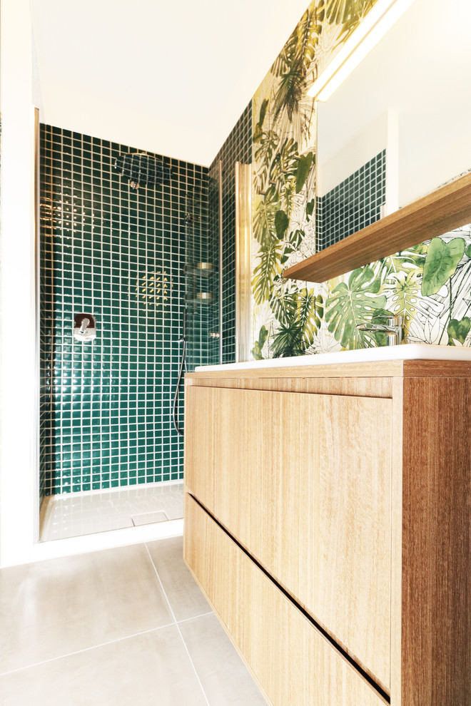 На фото: маленькая ванная комната в современном стиле с плоскими фасадами, светлыми деревянными фасадами, душем в нише, инсталляцией, разноцветной плиткой, керамической плиткой, разноцветными стенами, полом из керамогранита, душевой кабиной, монолитной раковиной, бежевым полом и душем с распашными дверями для на участке и в саду с