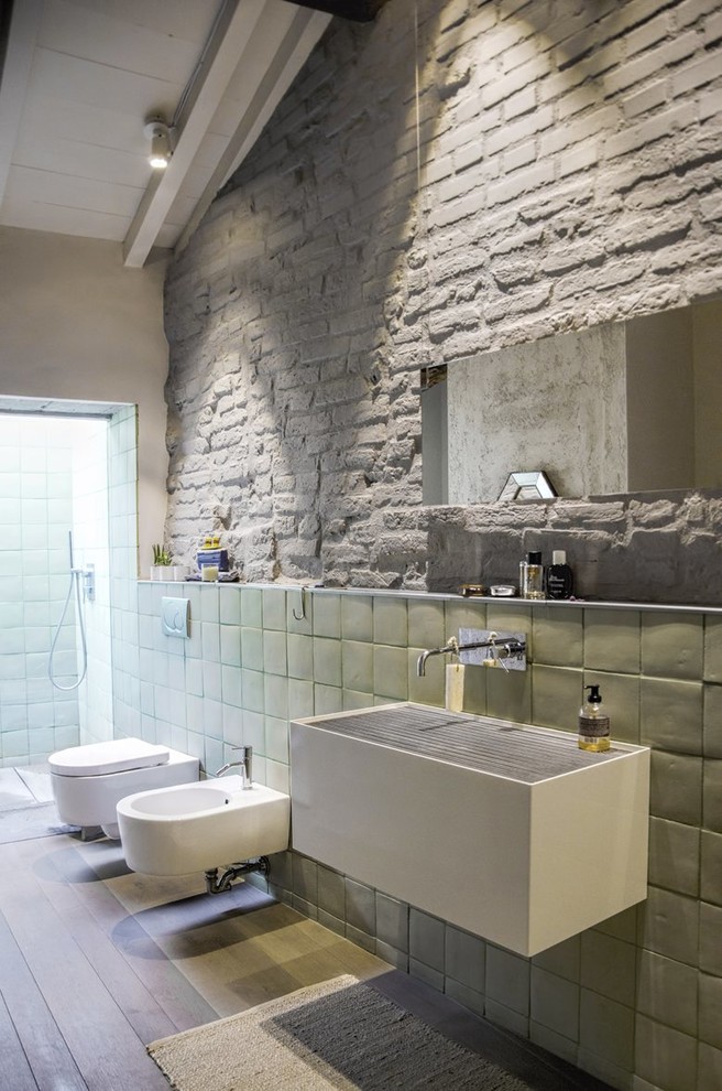 Exempel på ett litet modernt badrum med dusch, med vita skåp, en kantlös dusch, en toalettstol med separat cisternkåpa, mellanmörkt trägolv, brunt golv och dusch med gångjärnsdörr
