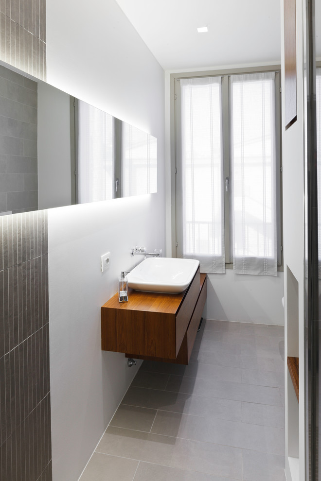 Свежая идея для дизайна: ванная комната в современном стиле с белыми стенами и настольной раковиной - отличное фото интерьера