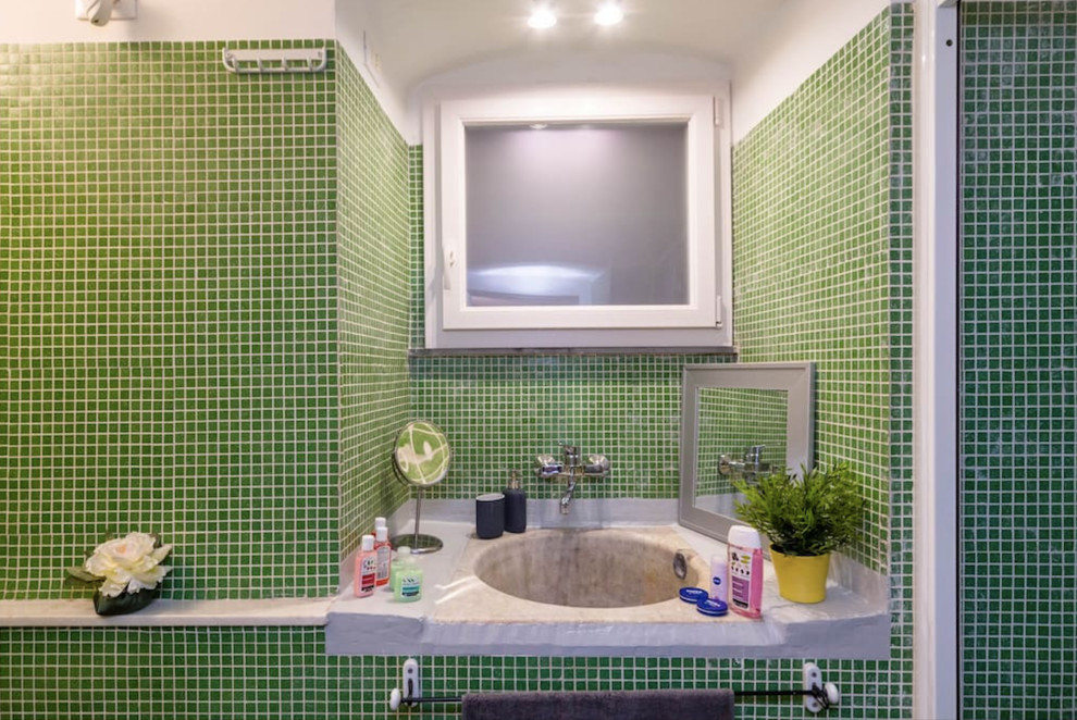 Свежая идея для дизайна: маленькая ванная комната в современном стиле с фасадами с утопленной филенкой, зелеными фасадами, угловым душем, унитазом-моноблоком, зеленой плиткой, плиткой мозаикой, зелеными стенами, паркетным полом среднего тона, душевой кабиной, монолитной раковиной, мраморной столешницей, коричневым полом, душем с распашными дверями и серой столешницей для на участке и в саду - отличное фото интерьера