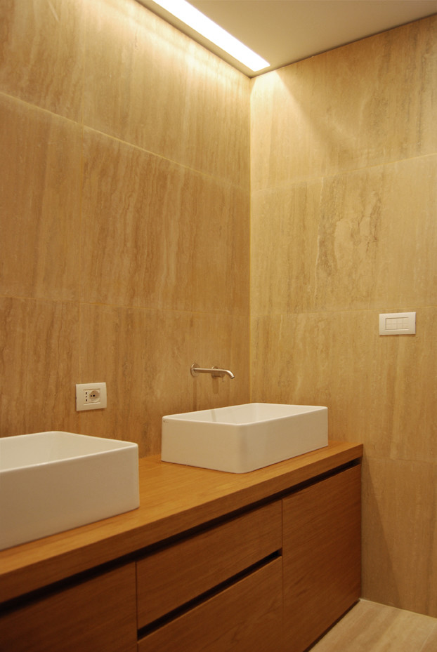 Idéer för att renovera ett litet funkis badrum med dusch, med skåp i mellenmörkt trä, en dusch i en alkov, en vägghängd toalettstol, travertinkakel, travertin golv, ett fristående handfat, träbänkskiva och med dusch som är öppen