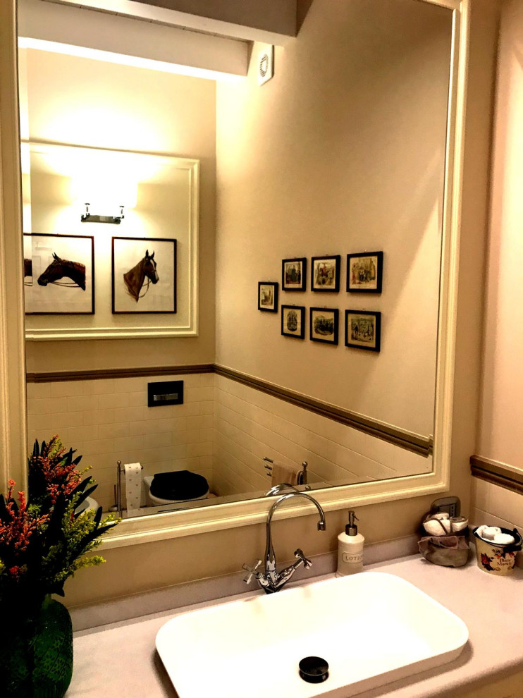 Klassisk inredning av ett mellanstort vit vitt badrum med dusch, med luckor med infälld panel, vita skåp, en toalettstol med separat cisternkåpa, vit kakel, keramikplattor, grå väggar, mellanmörkt trägolv, ett nedsänkt handfat, bänkskiva i kalksten, brunt golv, en hörndusch och dusch med skjutdörr