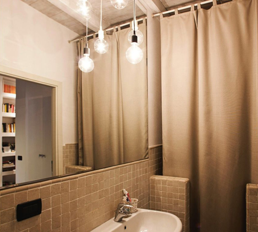 Exemple d'une petite salle de bain moderne avec des carreaux de porcelaine, un mur beige, un lavabo de ferme et une cabine de douche avec un rideau.