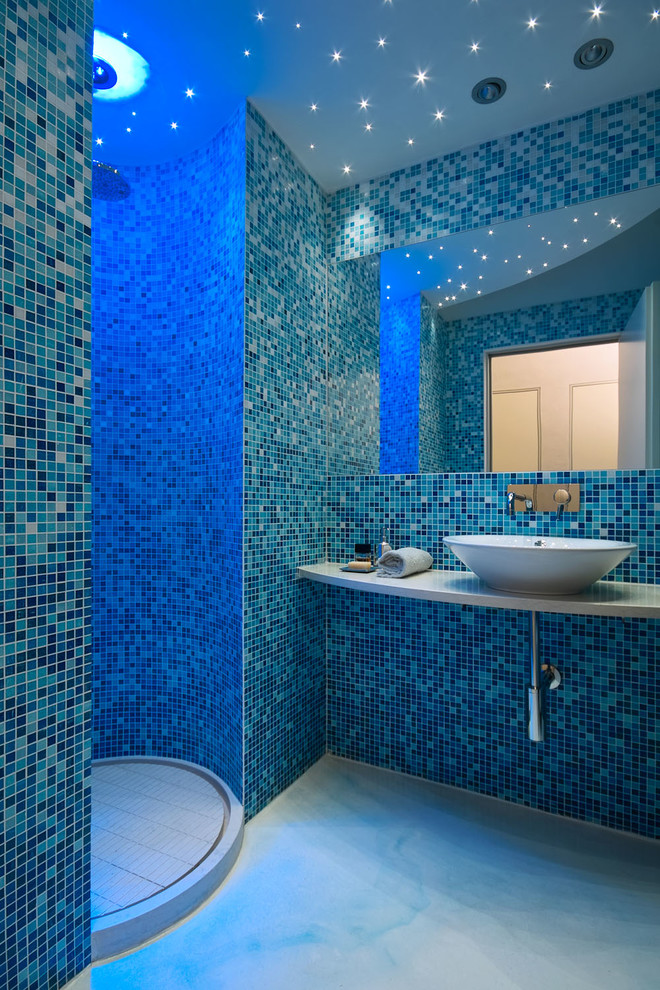 Источник вдохновения для домашнего уюта: ванная комната в морском стиле с синей плиткой