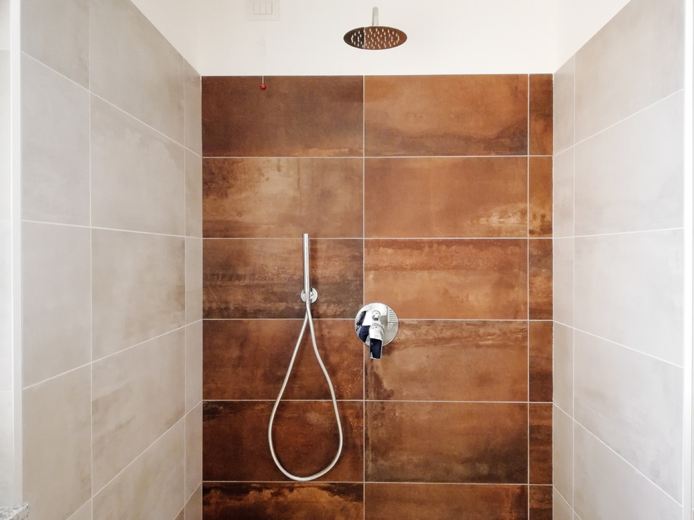 Idéer för stora funkis beige badrum med dusch, med släta luckor, en vägghängd toalettstol, grå kakel, porslinskakel, grå väggar, ljust trägolv, ett integrerad handfat och bänkskiva i akrylsten