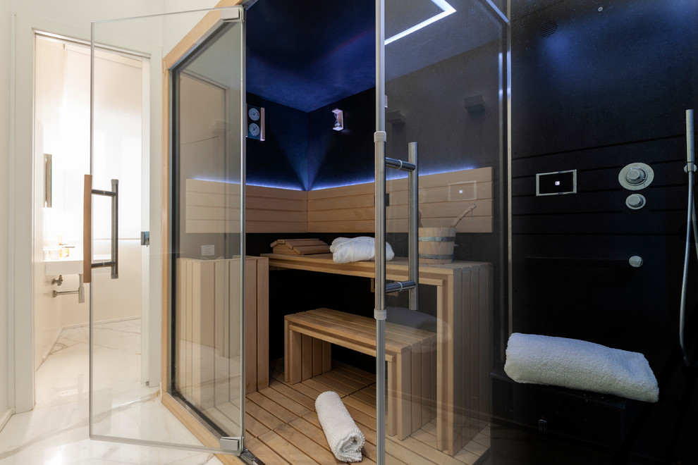 Idées déco pour un sauna contemporain avec un mur noir et un sol blanc.