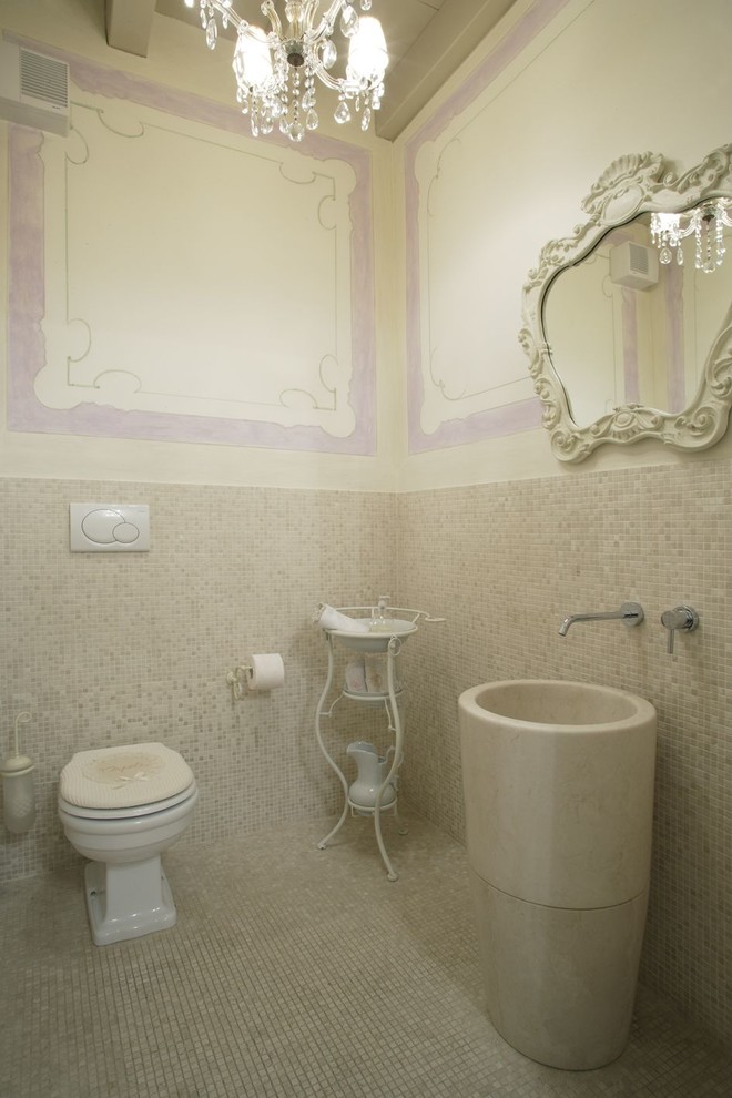На фото: ванная комната в классическом стиле с бежевой плиткой, белой плиткой, плиткой мозаикой, бежевыми стенами, полом из мозаичной плитки и раковиной с пьедесталом