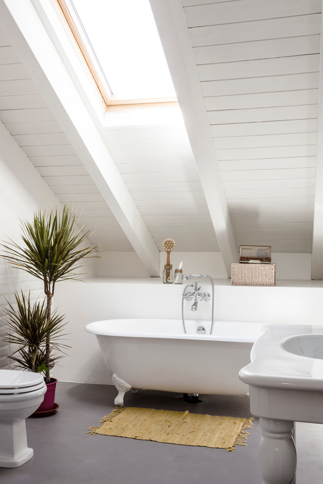 На фото: главная ванная комната среднего размера в современном стиле с ванной на ножках, раздельным унитазом, белой плиткой, белыми стенами, консольной раковиной, белыми фасадами, душем над ванной и плиткой кабанчик
