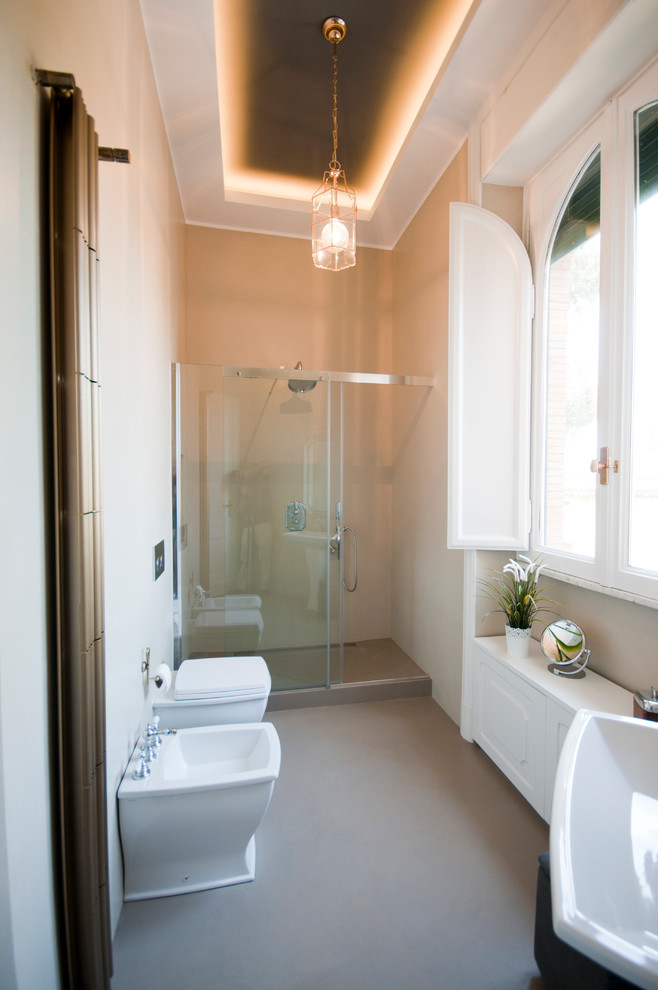 Diseño de cuarto de baño principal, contemporáneo, grande, con baldosas y/o azulejos beige y paredes beige