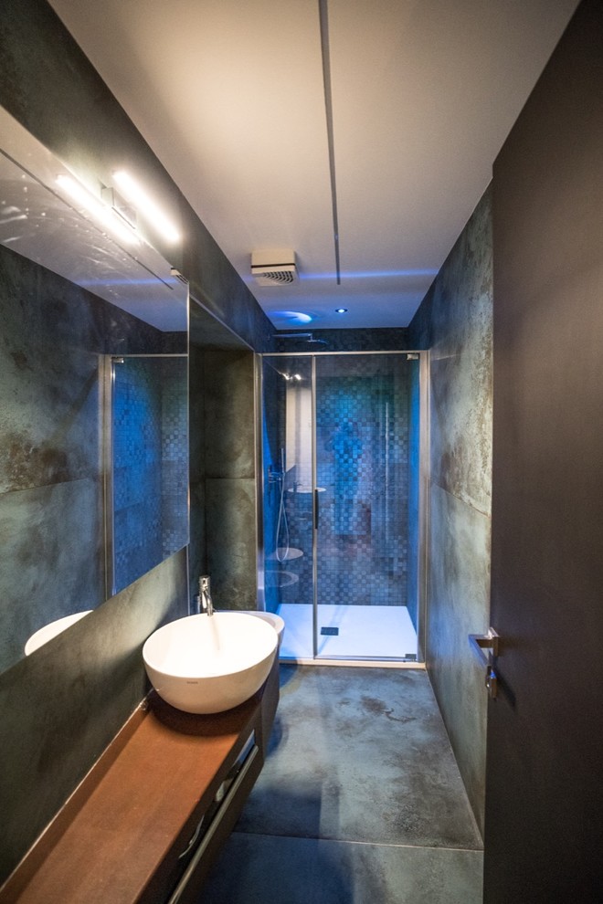 Exempel på ett mellanstort industriellt badrum med dusch, med en toalettstol med separat cisternkåpa, grön kakel, keramikplattor, gröna väggar, klinkergolv i keramik, ett fristående handfat, bänkskiva i rostfritt stål, grönt golv och dusch med gångjärnsdörr