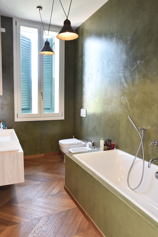 Immagine di una stanza da bagno design con pareti verdi