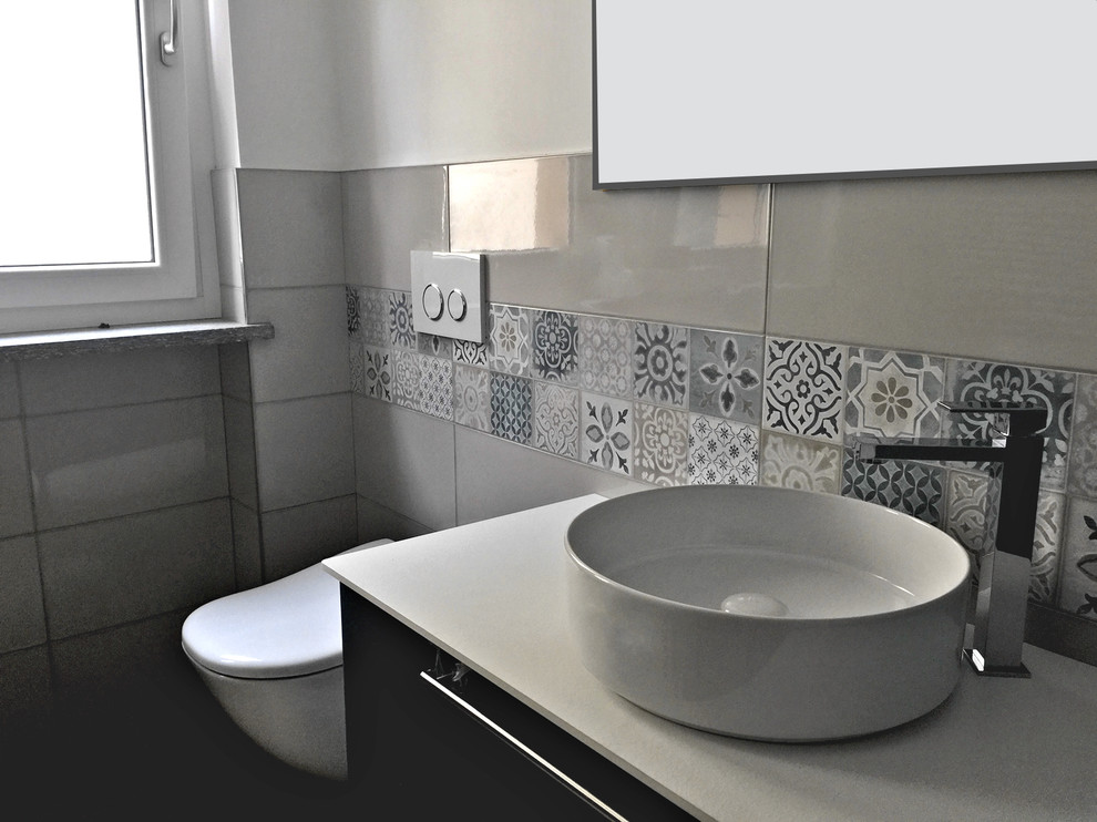 На фото: ванная комната в современном стиле с плоскими фасадами, синими фасадами, бежевой плиткой, керамогранитной плиткой, бежевыми стенами, полом из керамогранита и настольной раковиной