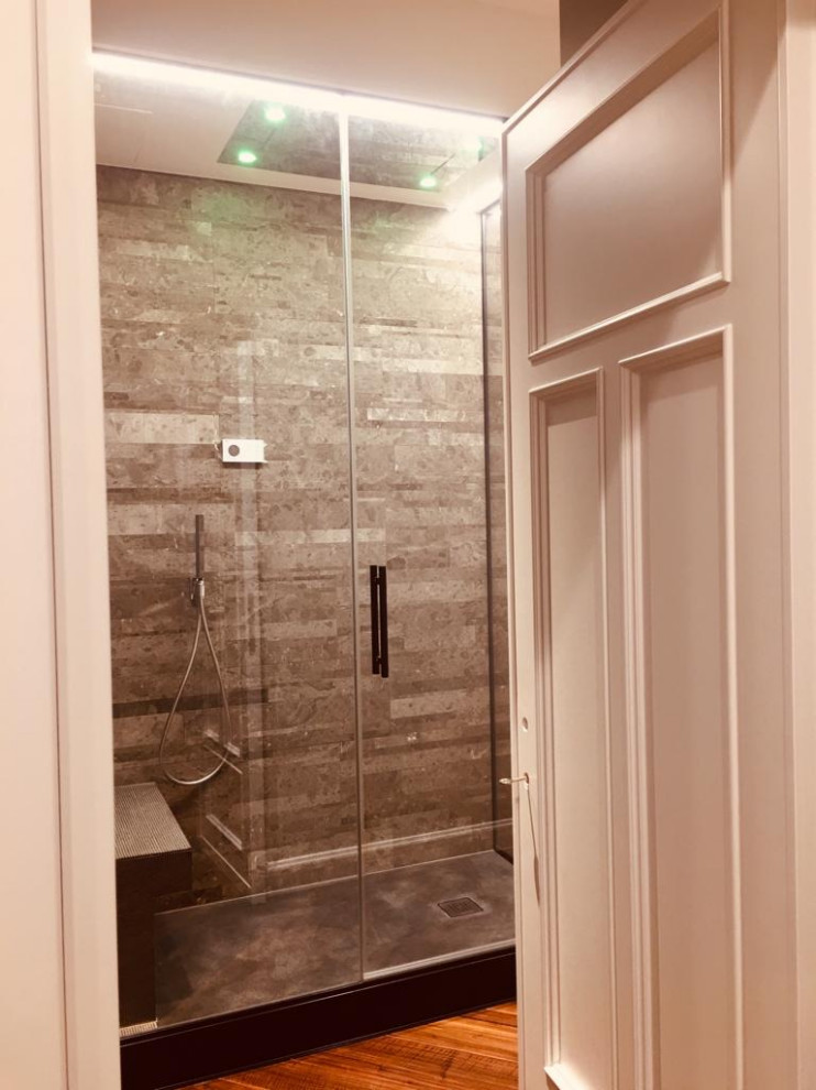 Idee per una stanza da bagno chic di medie dimensioni con piastrelle grigie e top bianco
