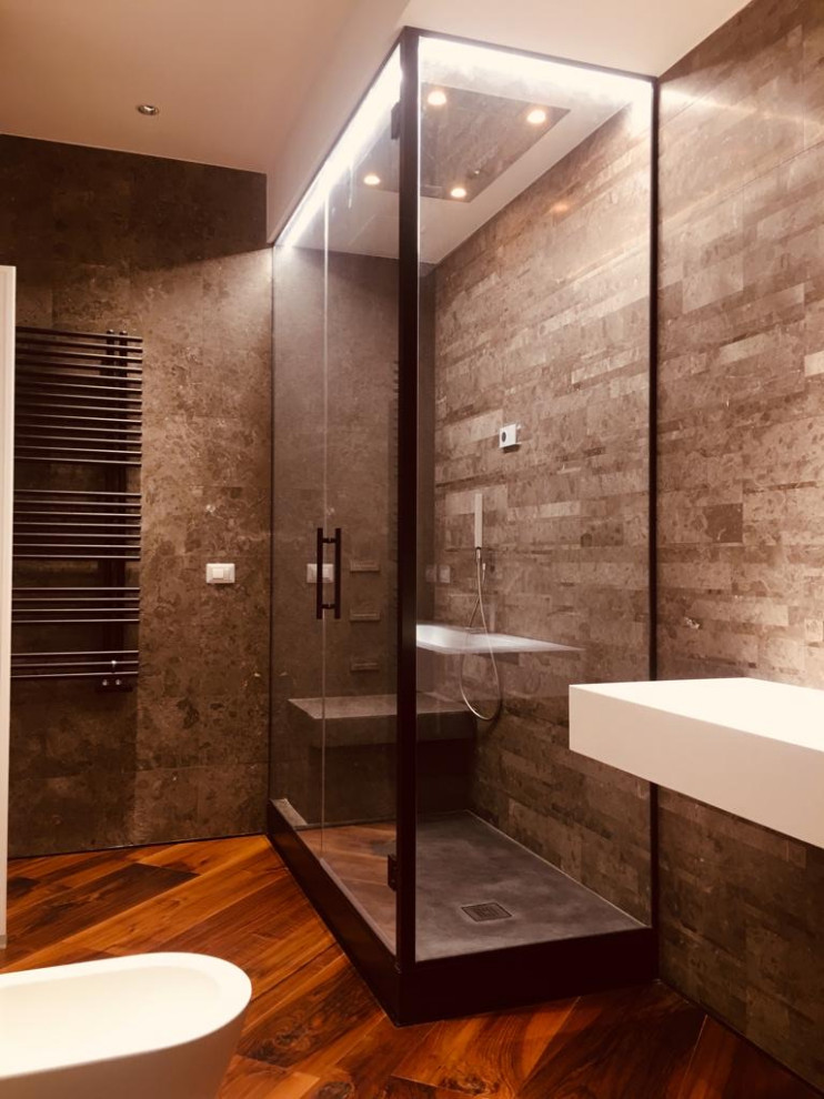 Immagine di una stanza da bagno tradizionale di medie dimensioni con piastrelle grigie e top bianco