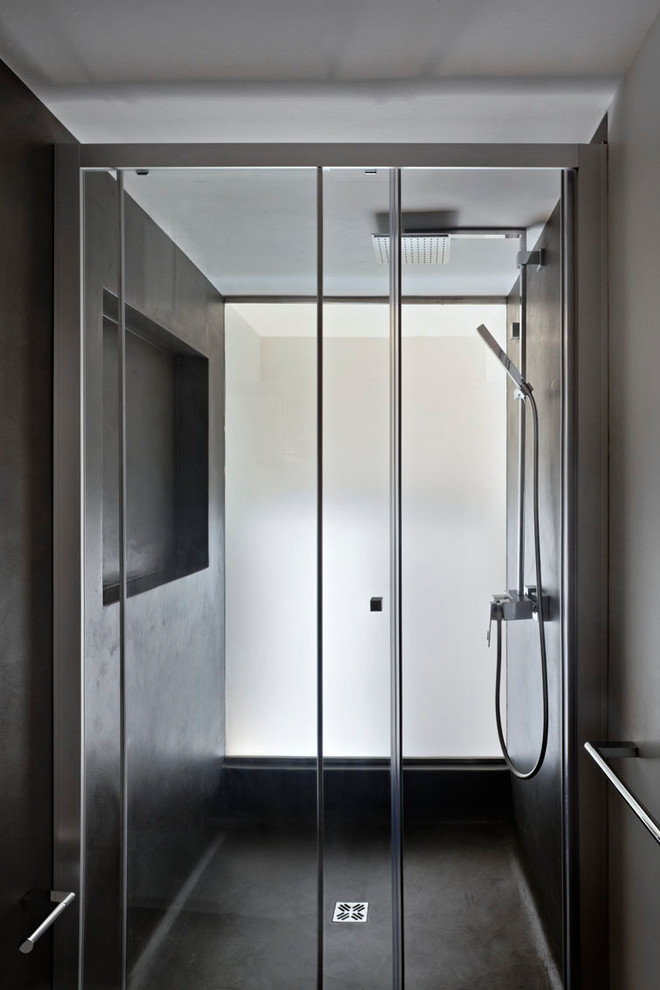 Foto di una piccola stanza da bagno minimalista con doccia a filo pavimento, pareti marroni, pavimento marrone e porta doccia scorrevole