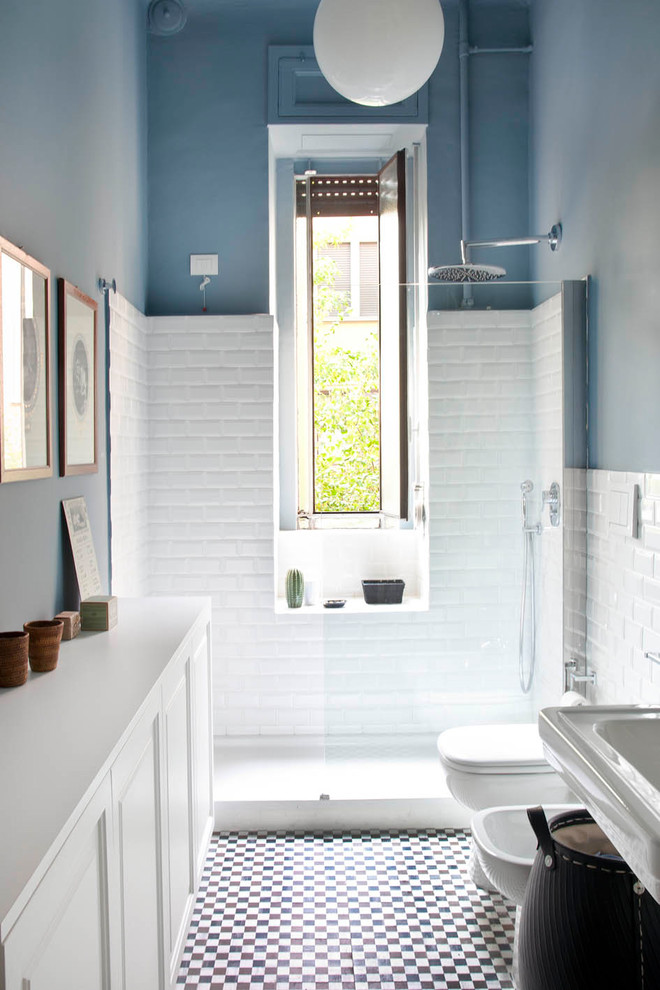 Exempel på ett litet eklektiskt badrum med dusch, med blå väggar, flerfärgat golv, luckor med infälld panel, vita skåp, en dusch i en alkov, klinkergolv i keramik och dusch med gångjärnsdörr