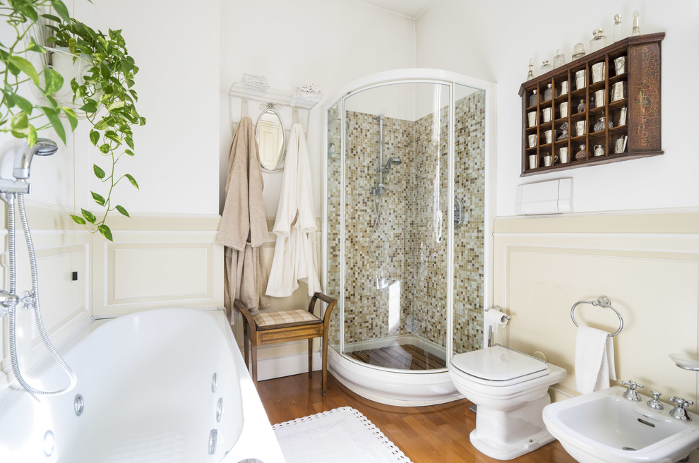 На фото: ванная комната в классическом стиле с угловым душем, унитазом-моноблоком, бежевыми стенами и консольной раковиной