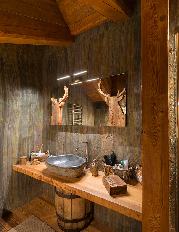 Стильный дизайн: ванная комната в стиле рустика с паркетным полом среднего тона, настольной раковиной, столешницей из дерева и зеркалом с подсветкой - последний тренд